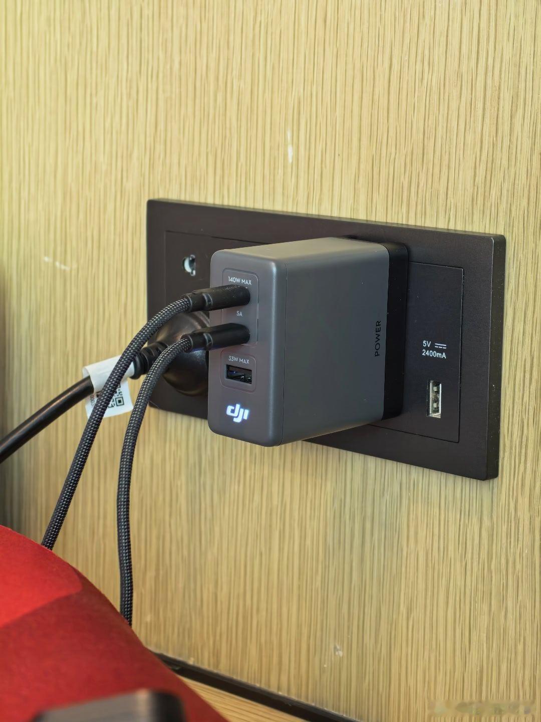 这次出差带了两个新东西，一个是华为随行Wi-Fi X，网速如图所示，并且有一个联
