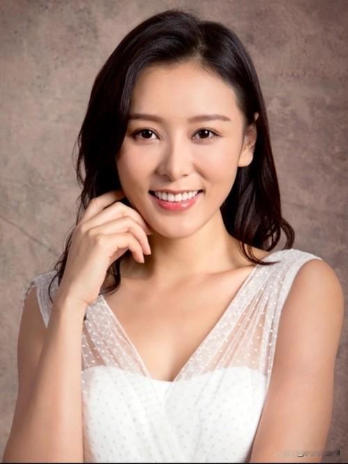 有一位女星，让我过目不忘，她不是那种妖艳绝伦，又不是那种浓妆艳抹，而是带点柔性的