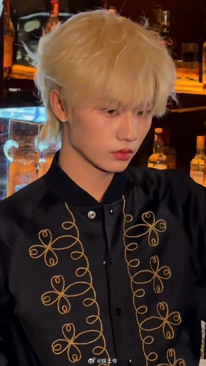 张子墨上海活动金发造型回归！像个精致的洋娃娃 