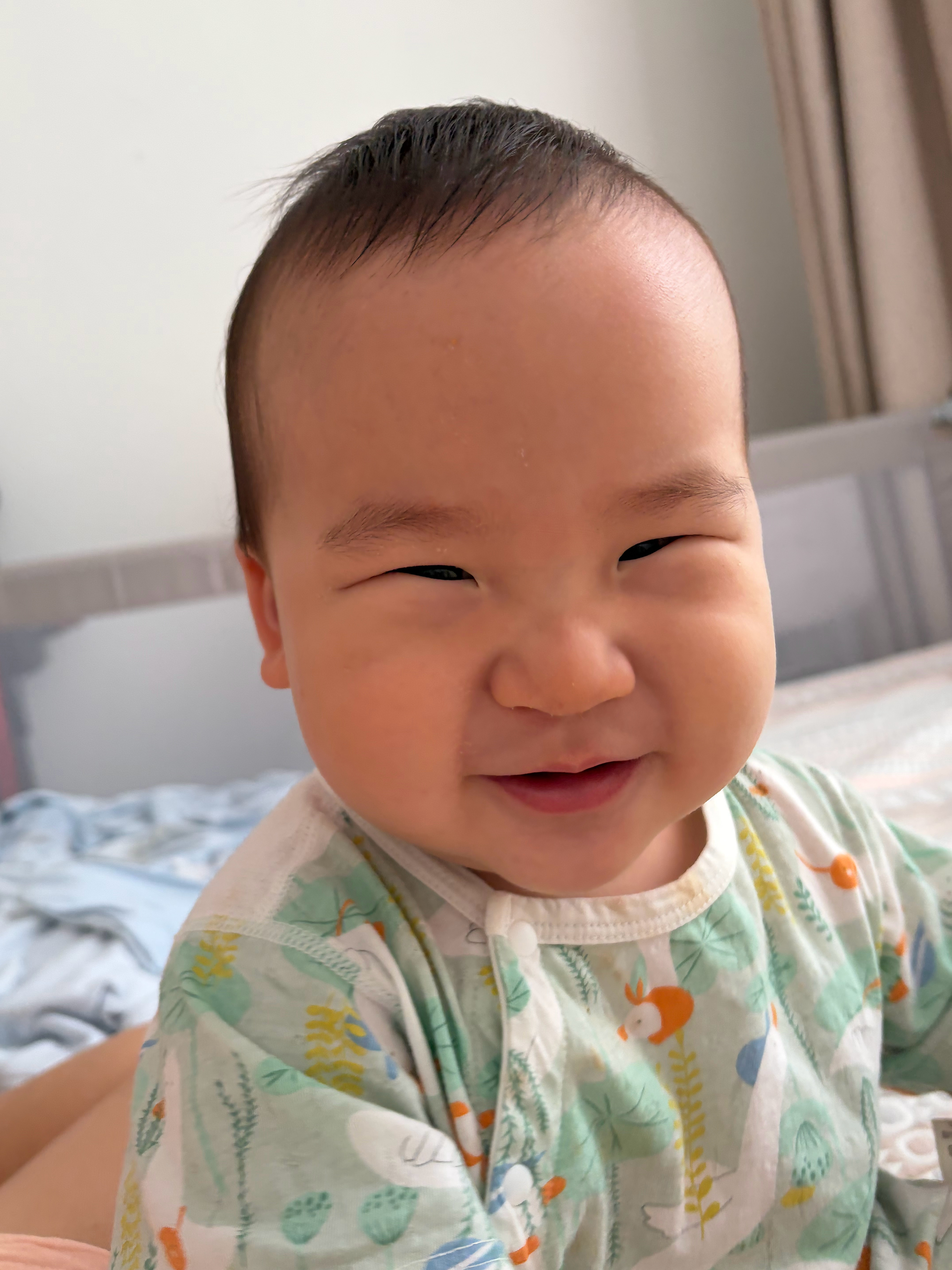多宝这个孩子挺抗事儿的，磕一下，摔一下都不怎么大哭，最多哼哼唧唧就好了，昨晚爸爸