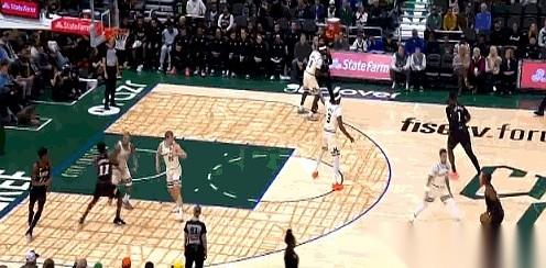 我靠，乔治这是要干嘛？是要亲手把老教练里弗斯给打懵是吧？
开场就梆梆梆三记三分，