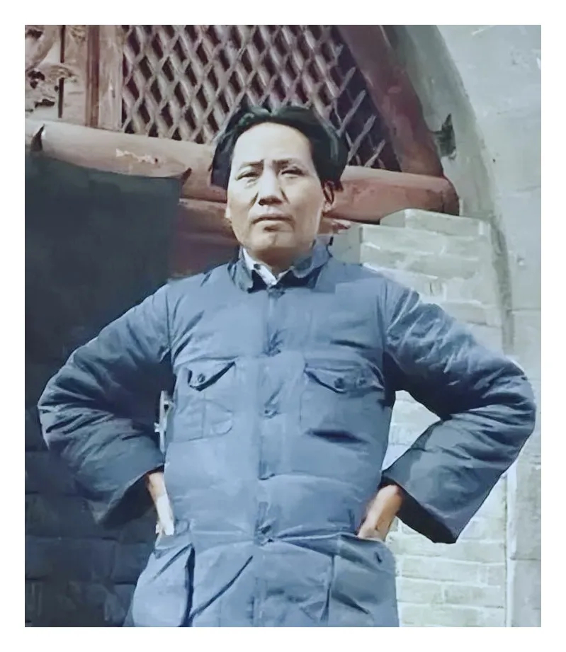1937年冬天，毛主席在延安的窑洞前，身穿灰色棉衣。双手叉着腰，是他经常的动作。