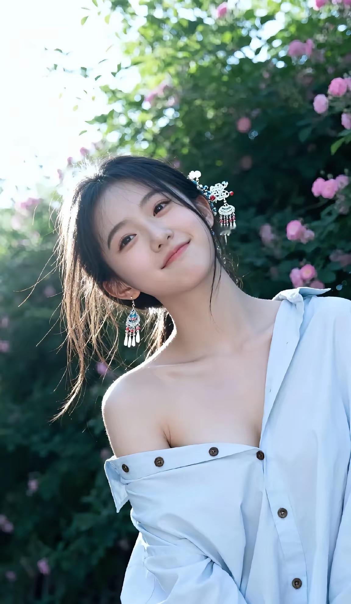 夏日清新自拍，粉色花朵背景，白色露肩上衣，甜美笑容