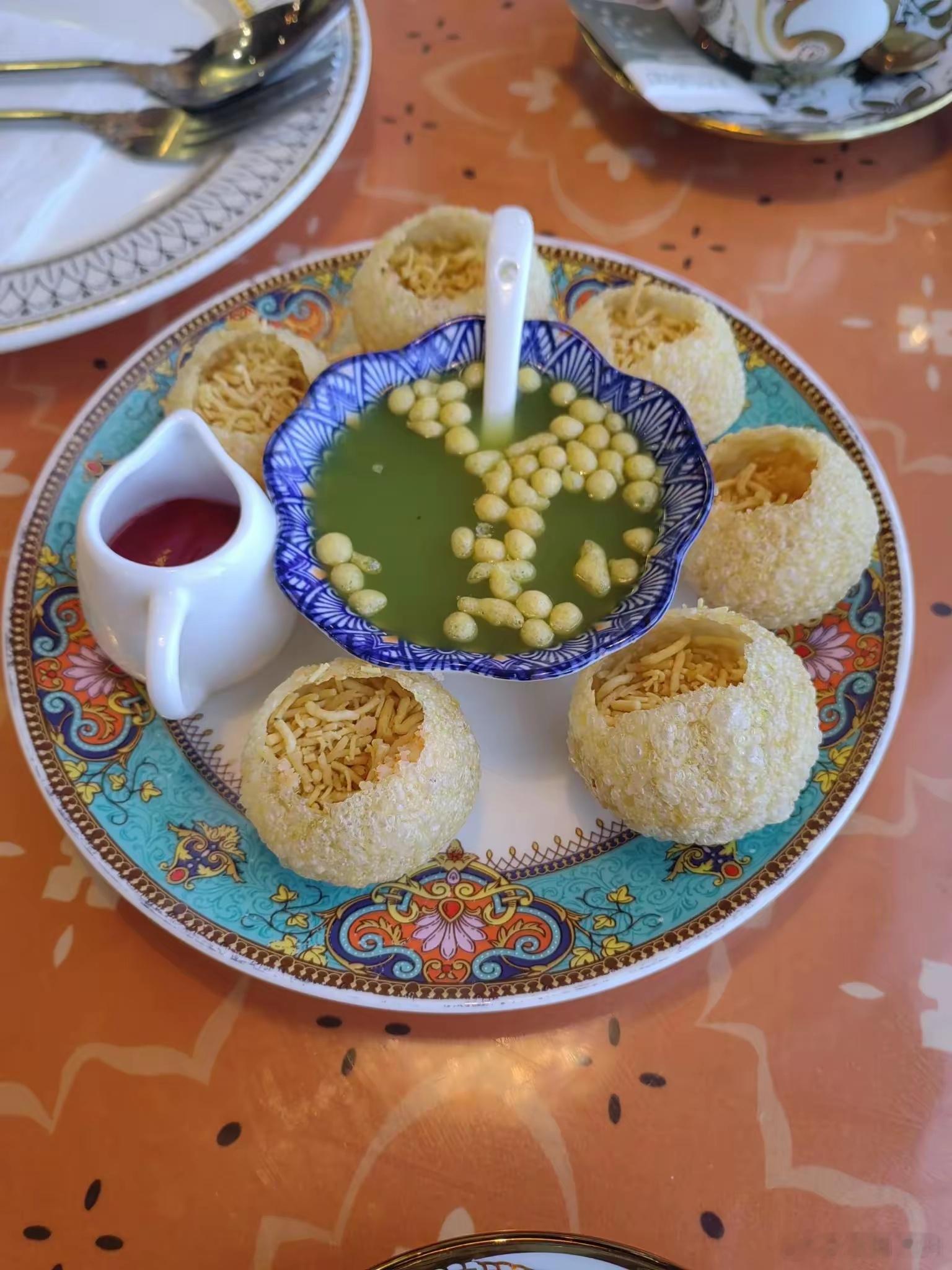 中午，同事请我们吃印度菜，出于礼貌，玥姐象征性的吃了烙饼就瑞幸，其他咖喱那些，真