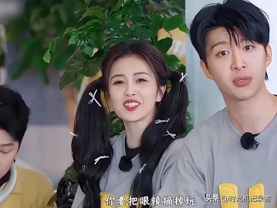 范丞丞一开口就能把白鹿逗得大笑。
范丞丞如今真是年轻人的综艺大咖，最开始的《青春