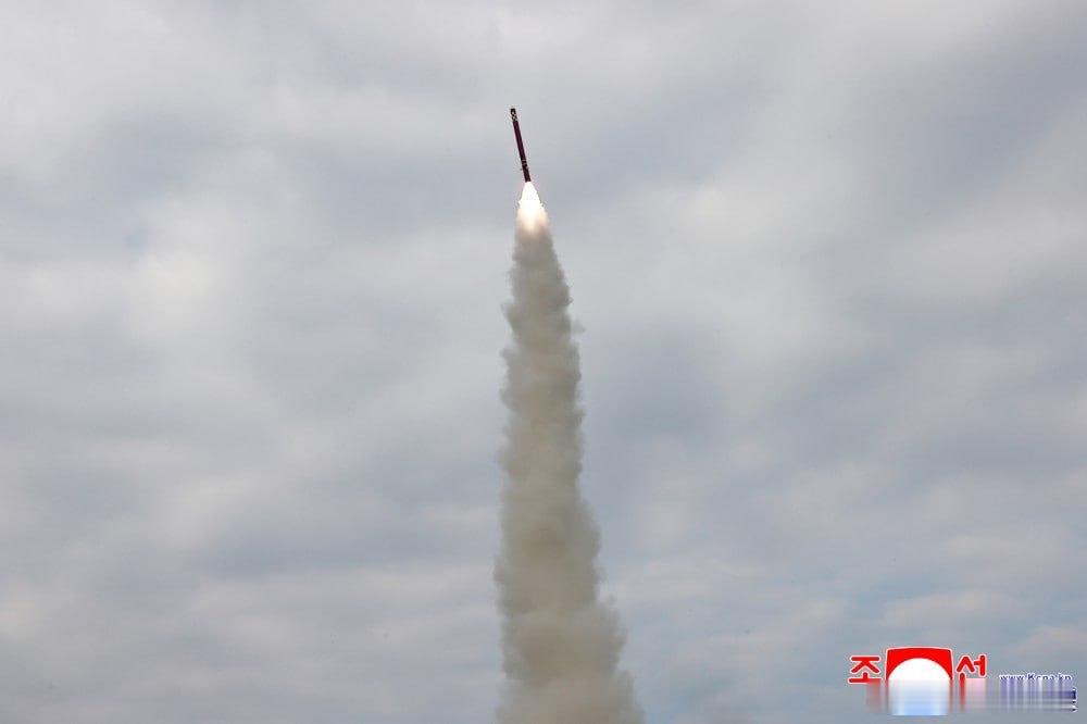 据朝中社报道，朝鲜在黄海试射了海对地战略巡航导弹。据报道，这些导弹经过改进，可在