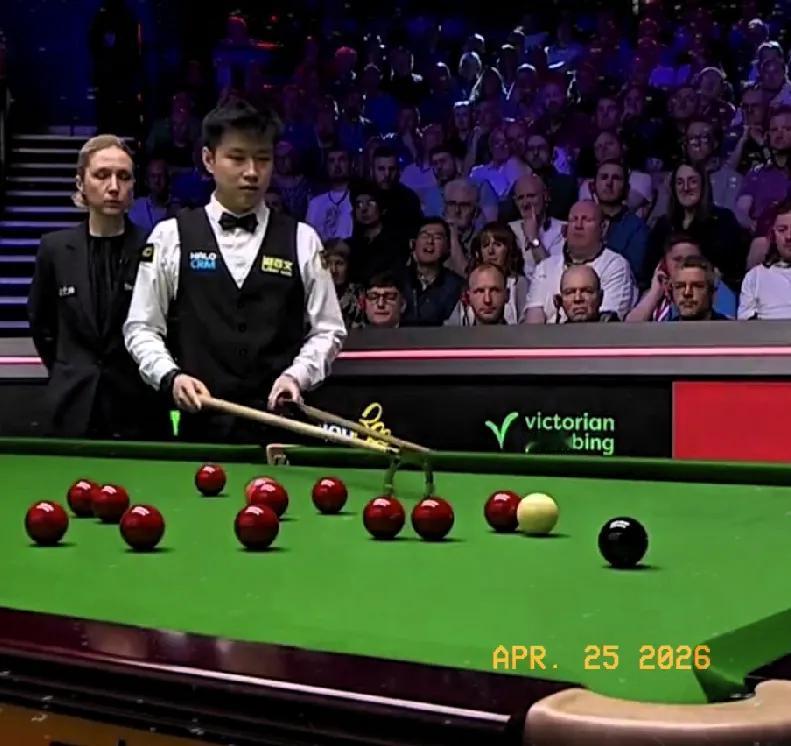赵心童与丁俊晖世锦赛德比战第二阶段比赛消息:
双方开局手紧，赵心童两杆长台准进，
