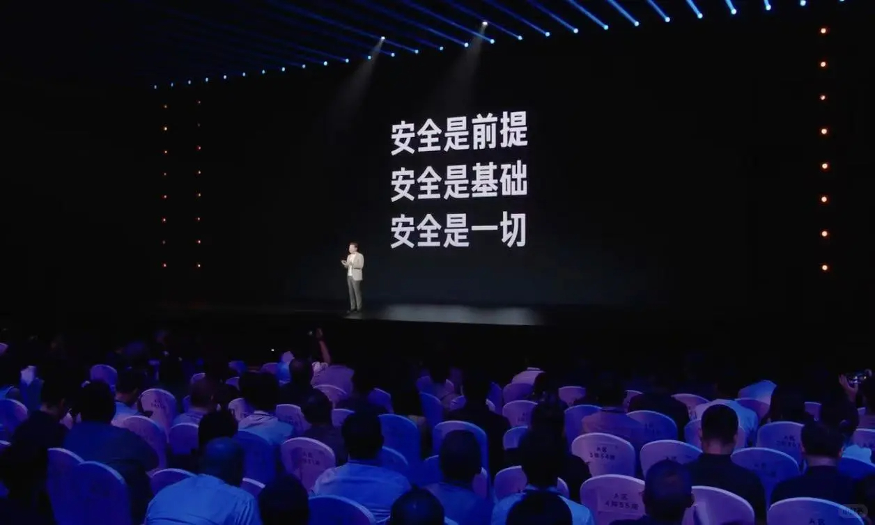 近日，雷军连发多条微博，重申小米汽车安全设计理念，并附上其于2023年底和202