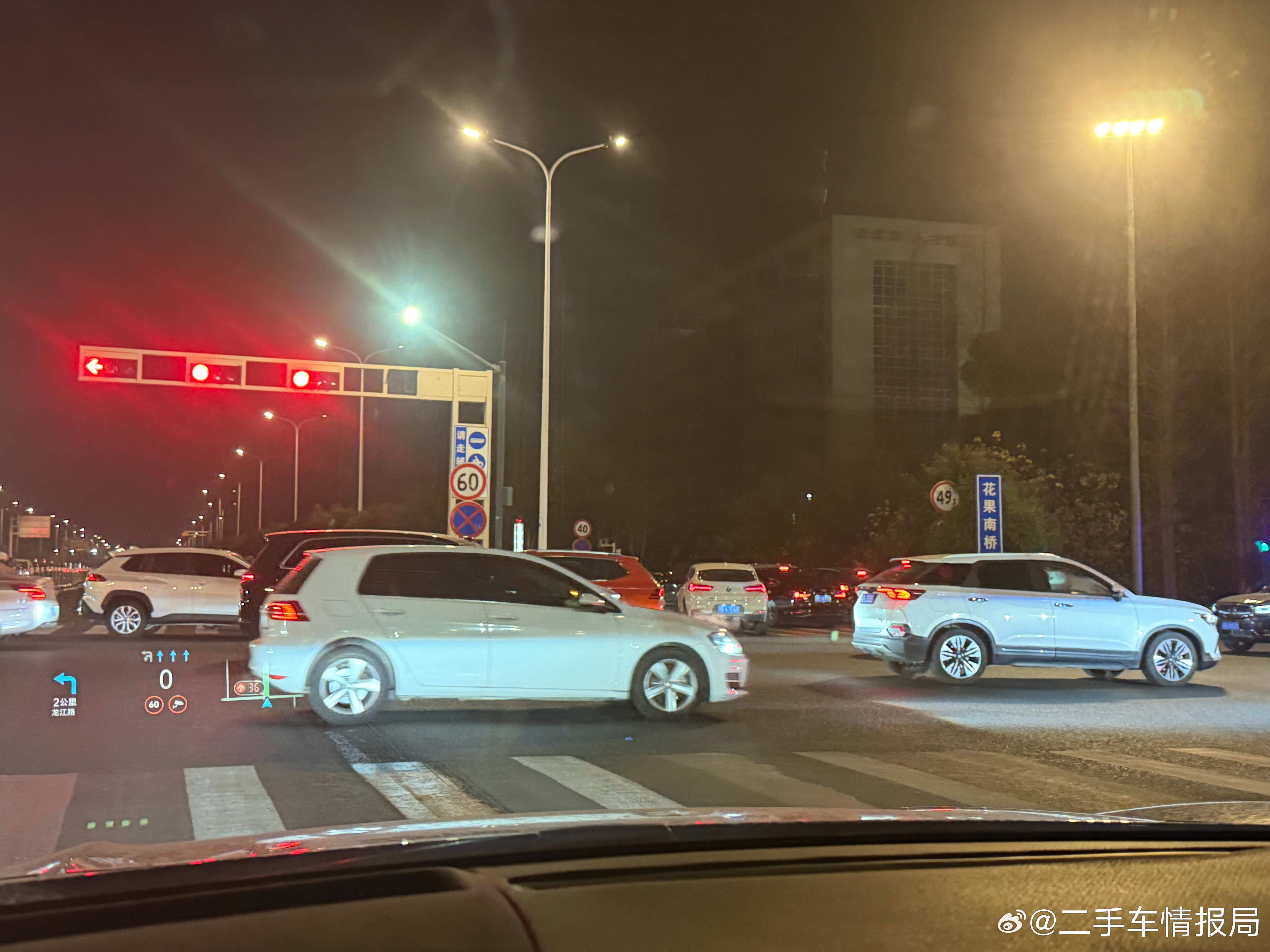 这个点还在堵车的地方，不出我所料果然是学校…家长们都不容易啊…不过武高在本地也是