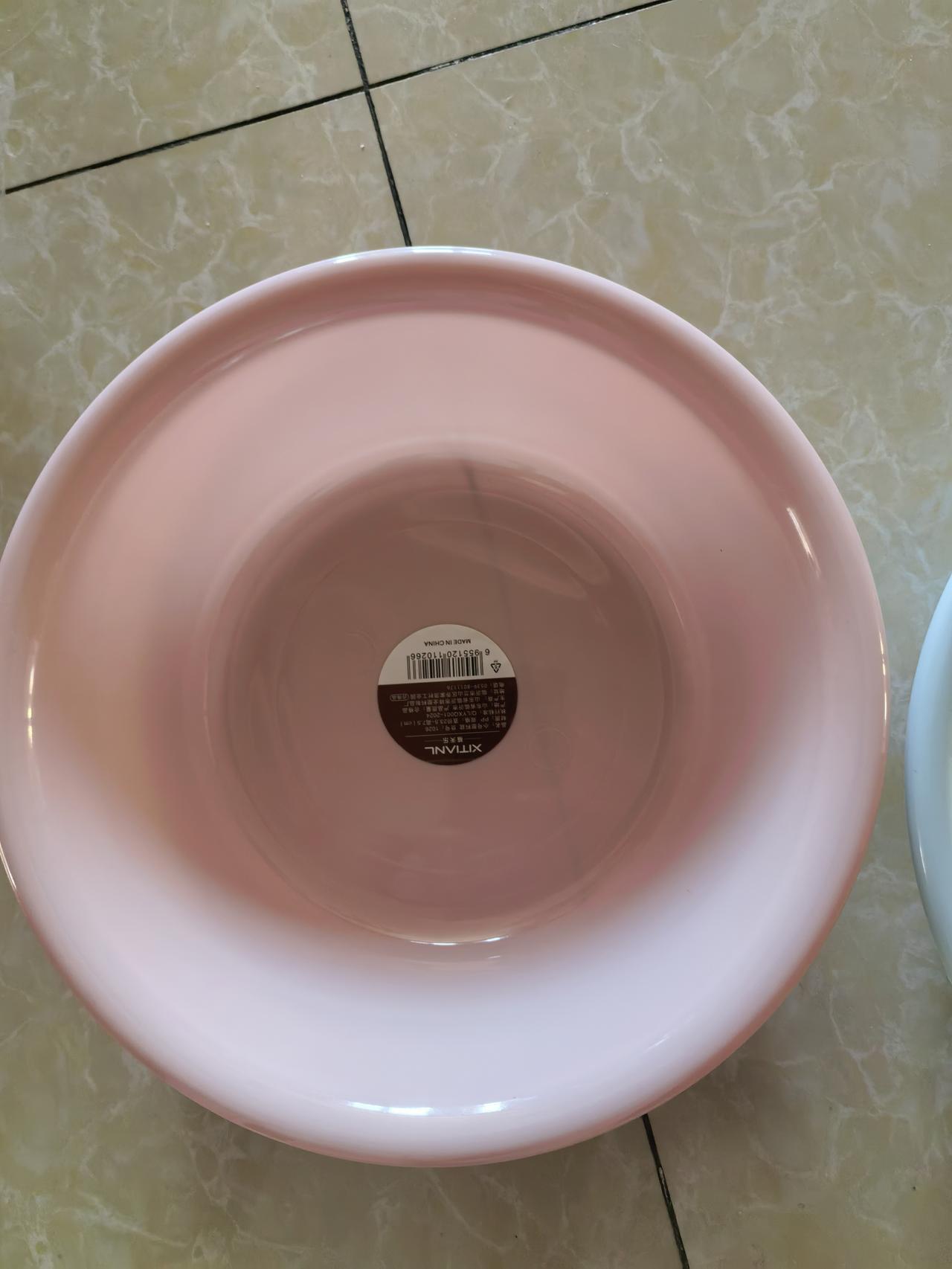 果然便宜没好货
在超市厂家促销这个盆五角钱一个
买了三个到家之后
想把商标揭开