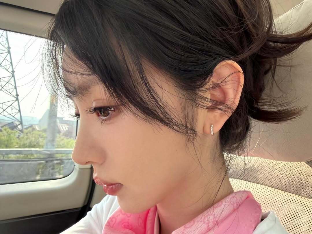 田曦薇今日ins更新ღ💌ღ小田的侧脸看不腻，连睫毛弧度都很完美 