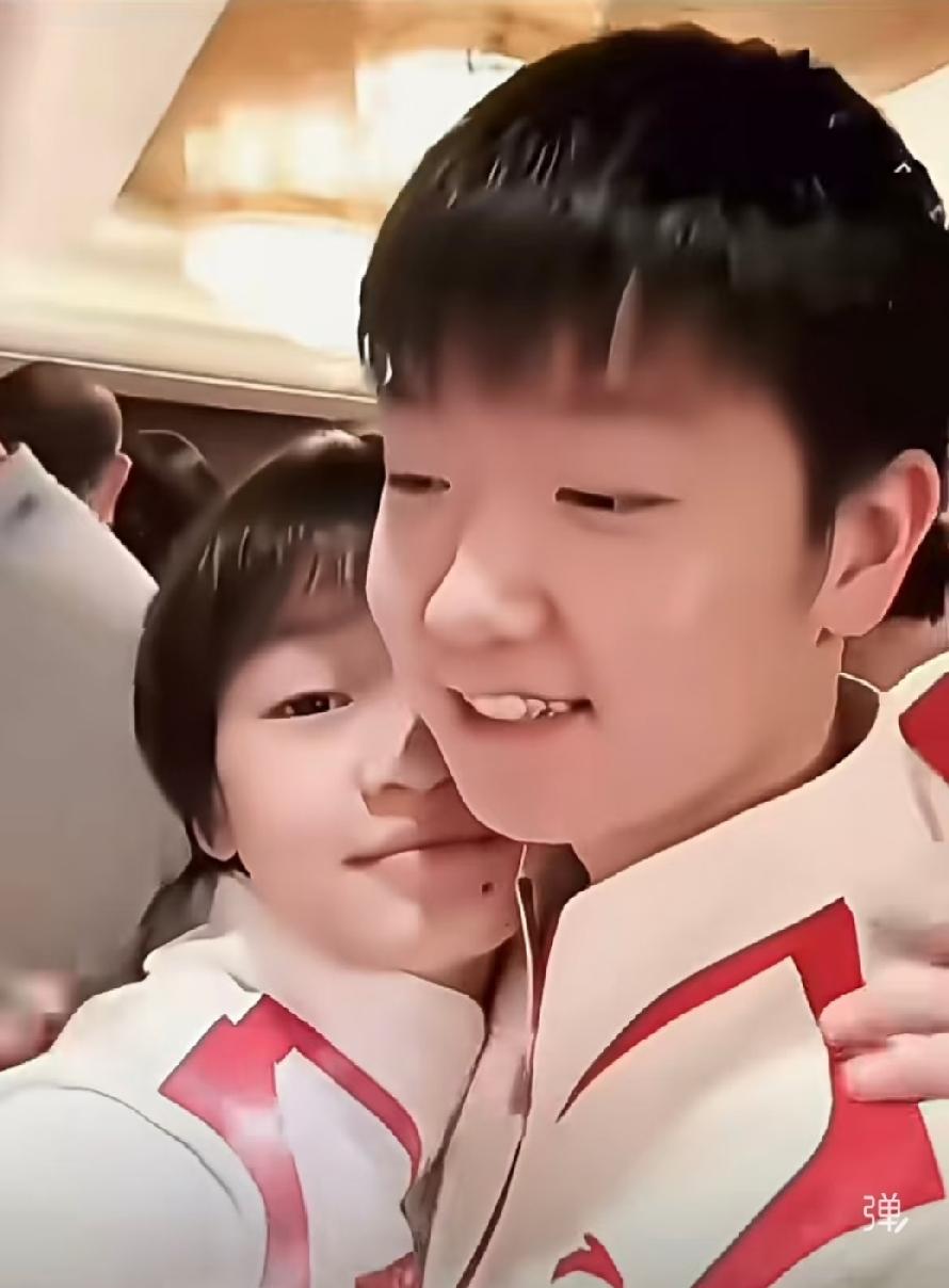 家人们谁懂啊！这对奥运冠军姐妹花也太好嗑了吧！
澳门活动上，婵宝直接往莎宝怀里一