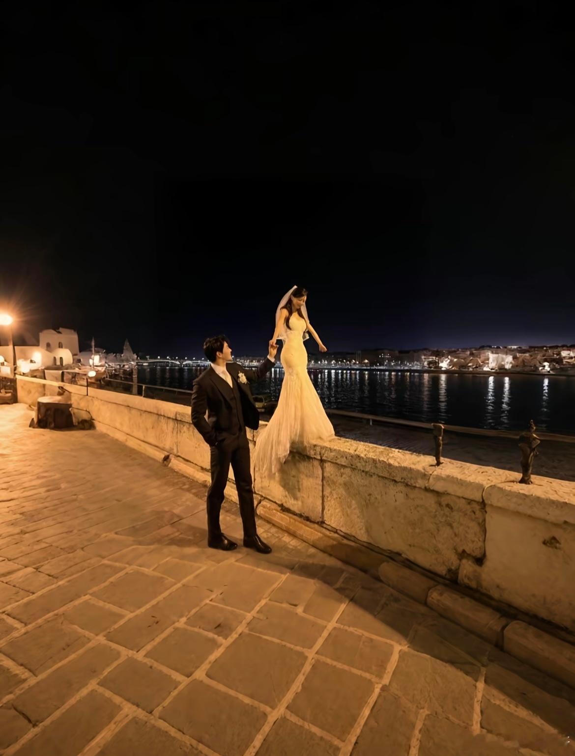 那天晚上和心爱的女人拍婚纱照 ​​​