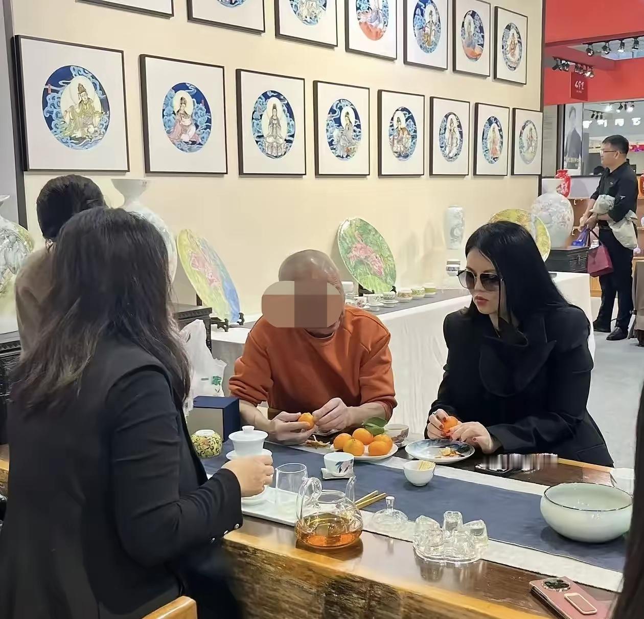 10月2日，久未露面的李湘现身湖南醴陵陶瓷博物馆参观，当天现场游客较多，她在人群