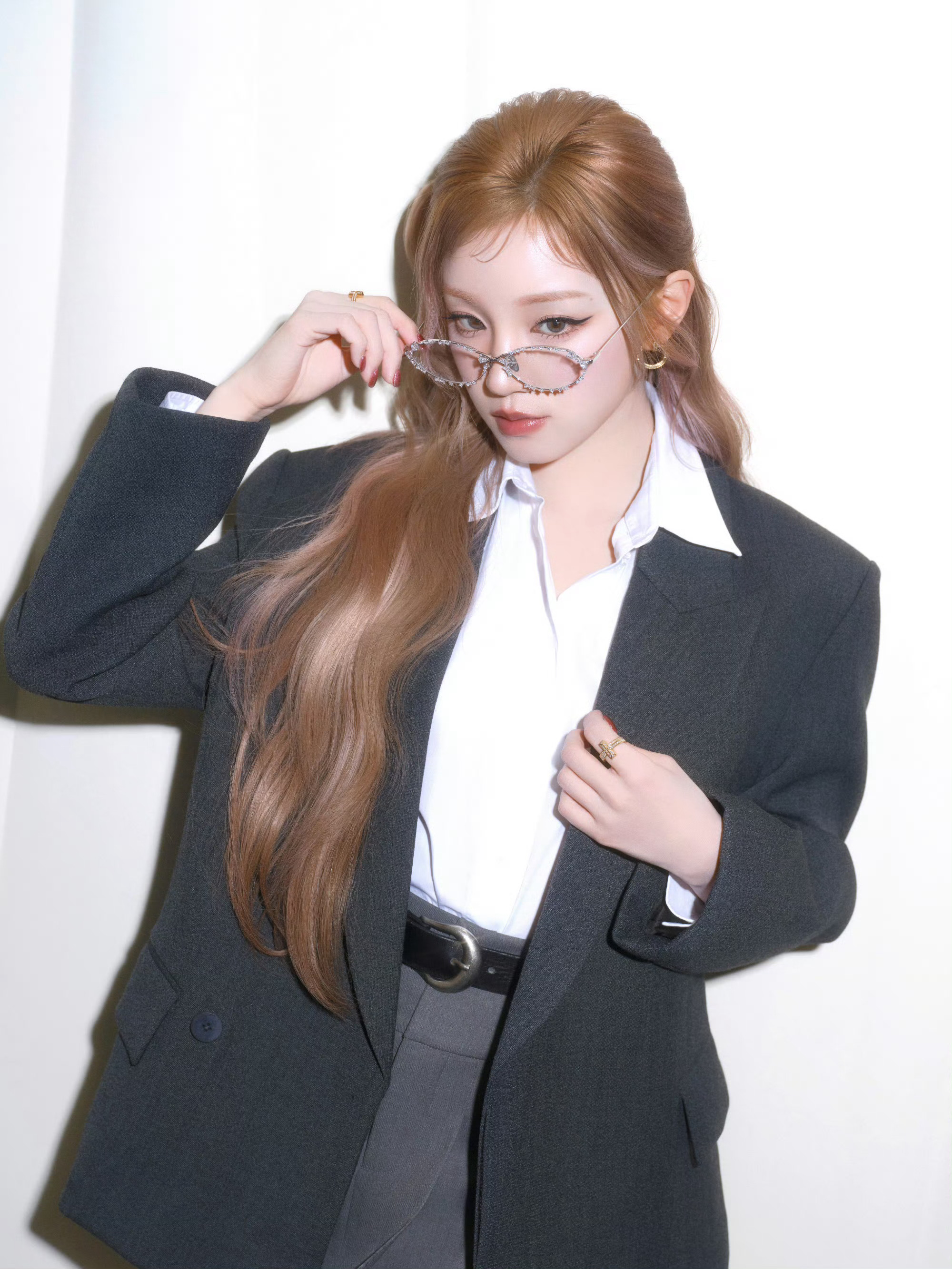 更新活动照片金发色好米好米！水晶装饰的眼镜框又美又别致，搭配上白衬衫和西装高质感