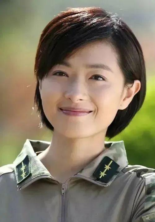 照片中的这位美女名叫万茜，是一位“双高”演员：高颜值+高演技。

出道19年以来