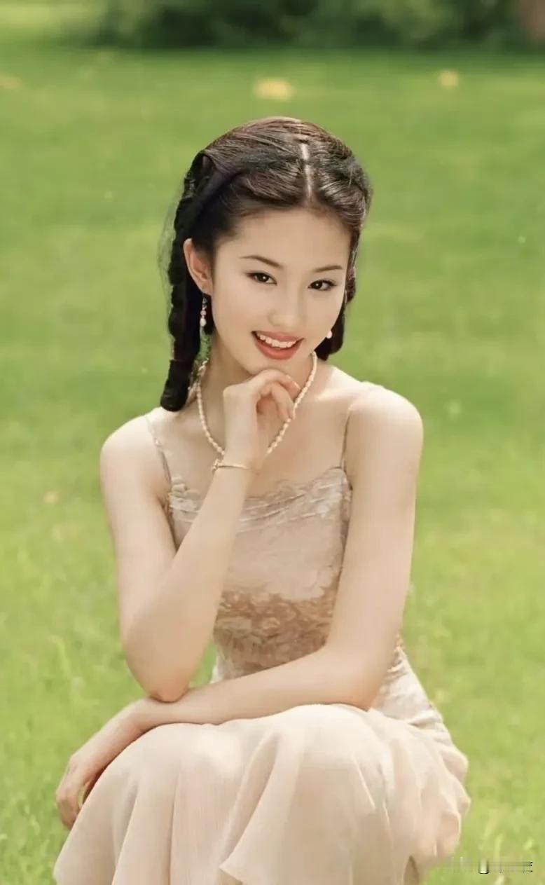 小时候长辈说白秀珠比冷清秋长得更美，我还不服气，长大了才知道那个词：姜还是老的辣