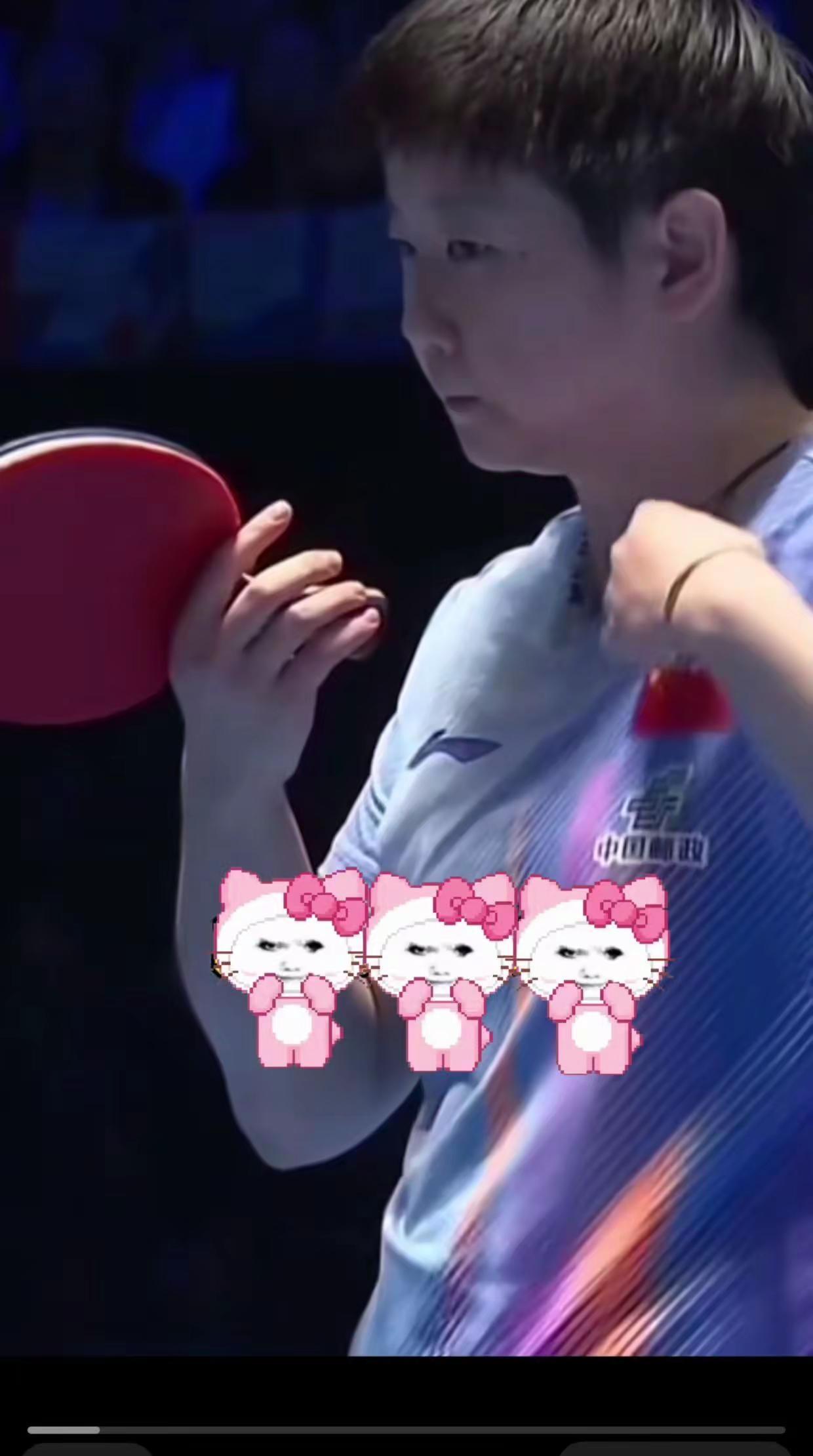 孙颖莎赛场上的小魔王上线啦！这认真的小表情，是在给球拍施“必胜魔法”吗？