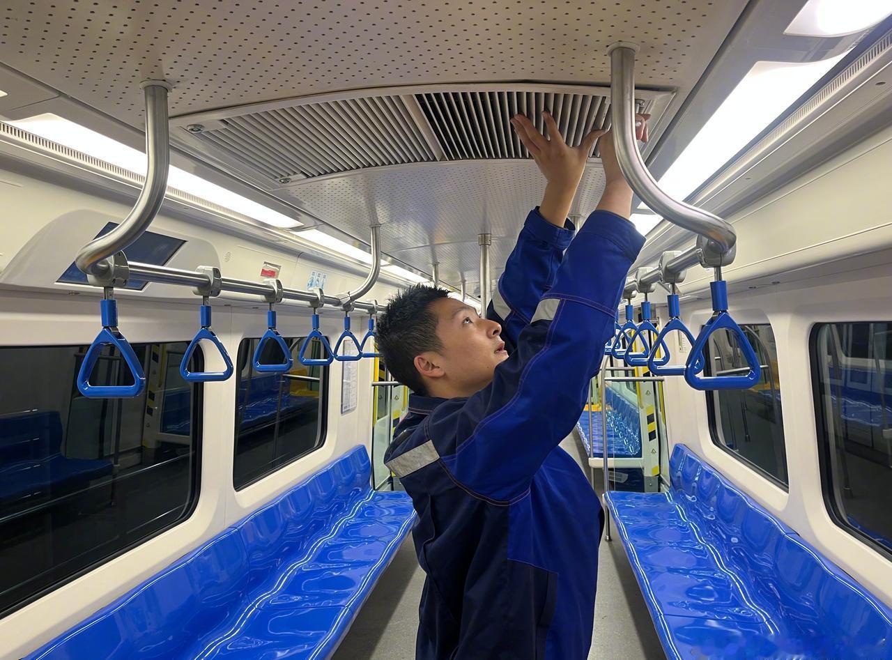 跨年夜的9号线车辆段，灯火通明。零点钟声敲响，整座城市都沉浸在辞旧迎新的喜悦中，