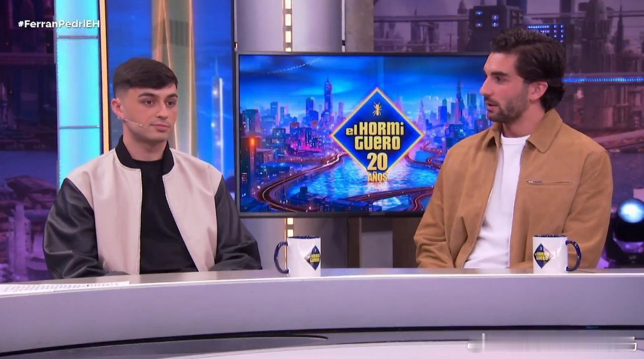 02月24日 在结束了周末西甲的比赛后，巴萨球员得到了两天假期，佩德里和费兰出现