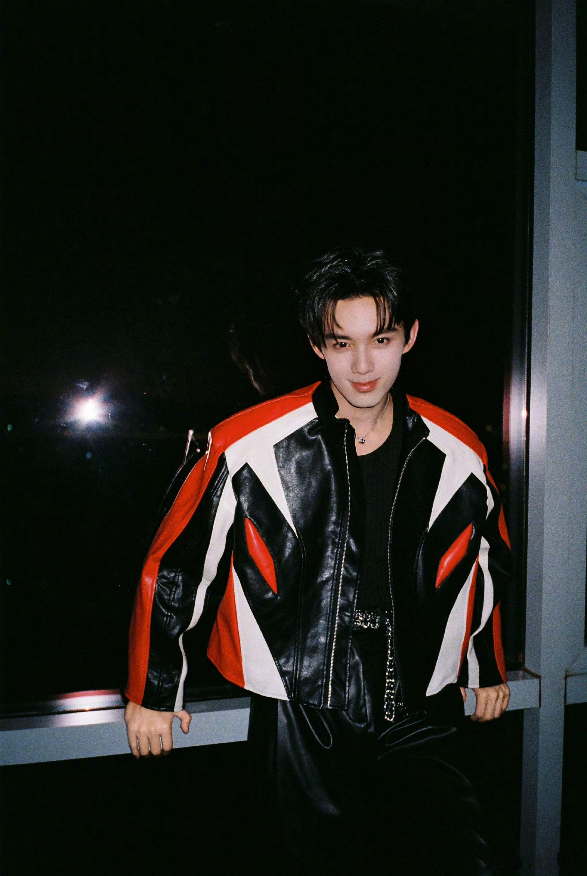 吴磊被老鼠干整没招了 吴磊最近日常，干饭很开心，看见老鼠干没招了哈哈哈哈，影响帅