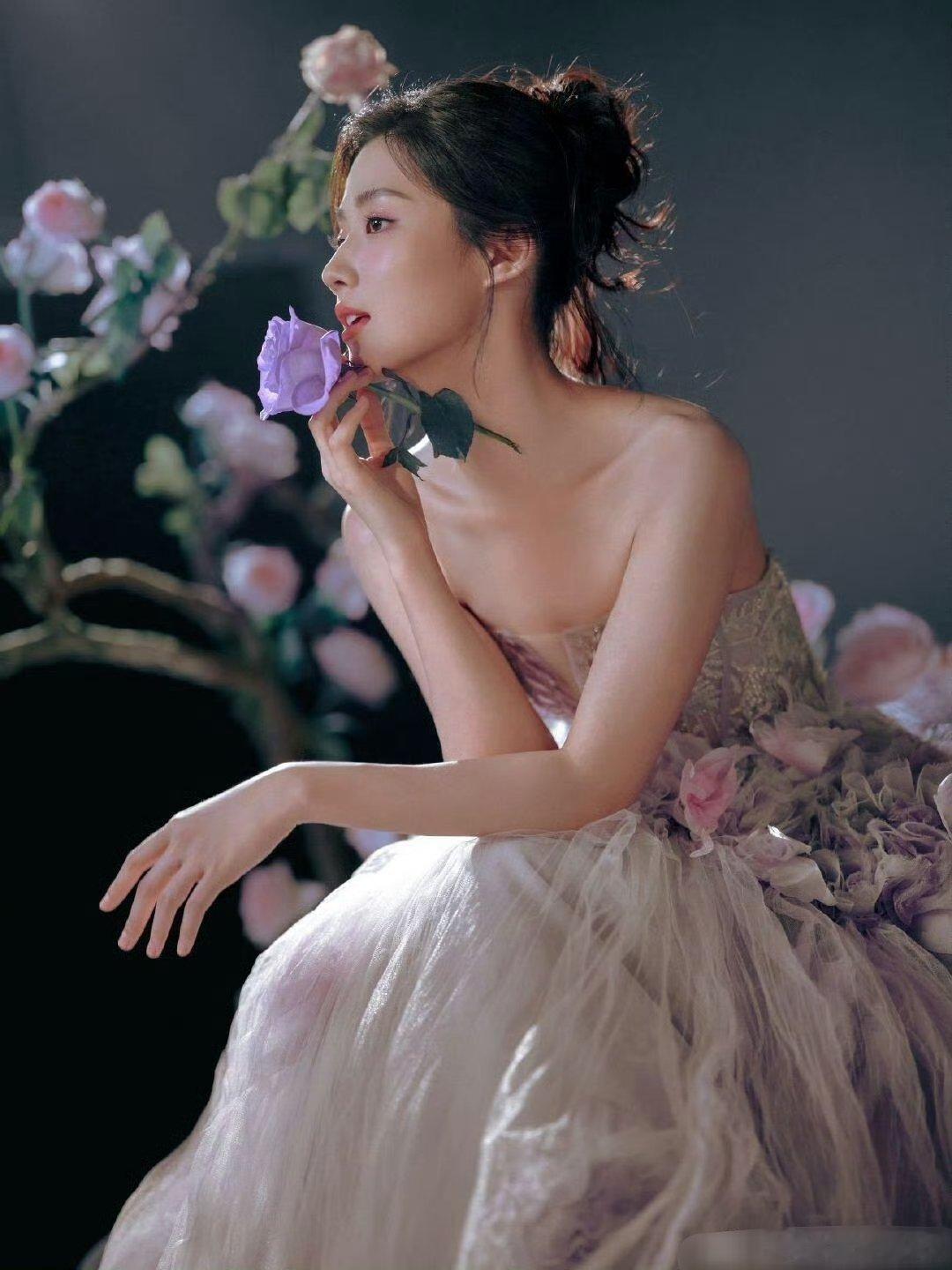 卢昱晓 红毯公主 妹妹还年轻呢，再打磨几年，气质就出来了，现在是小公主，以后就是