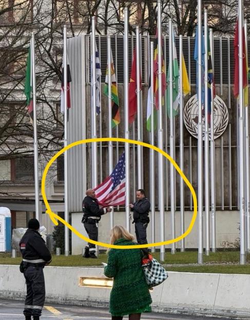 世卫组织有史以来首次撤下美国国旗！一个时代过去了！
 
回溯口罩事态初起时，咱们