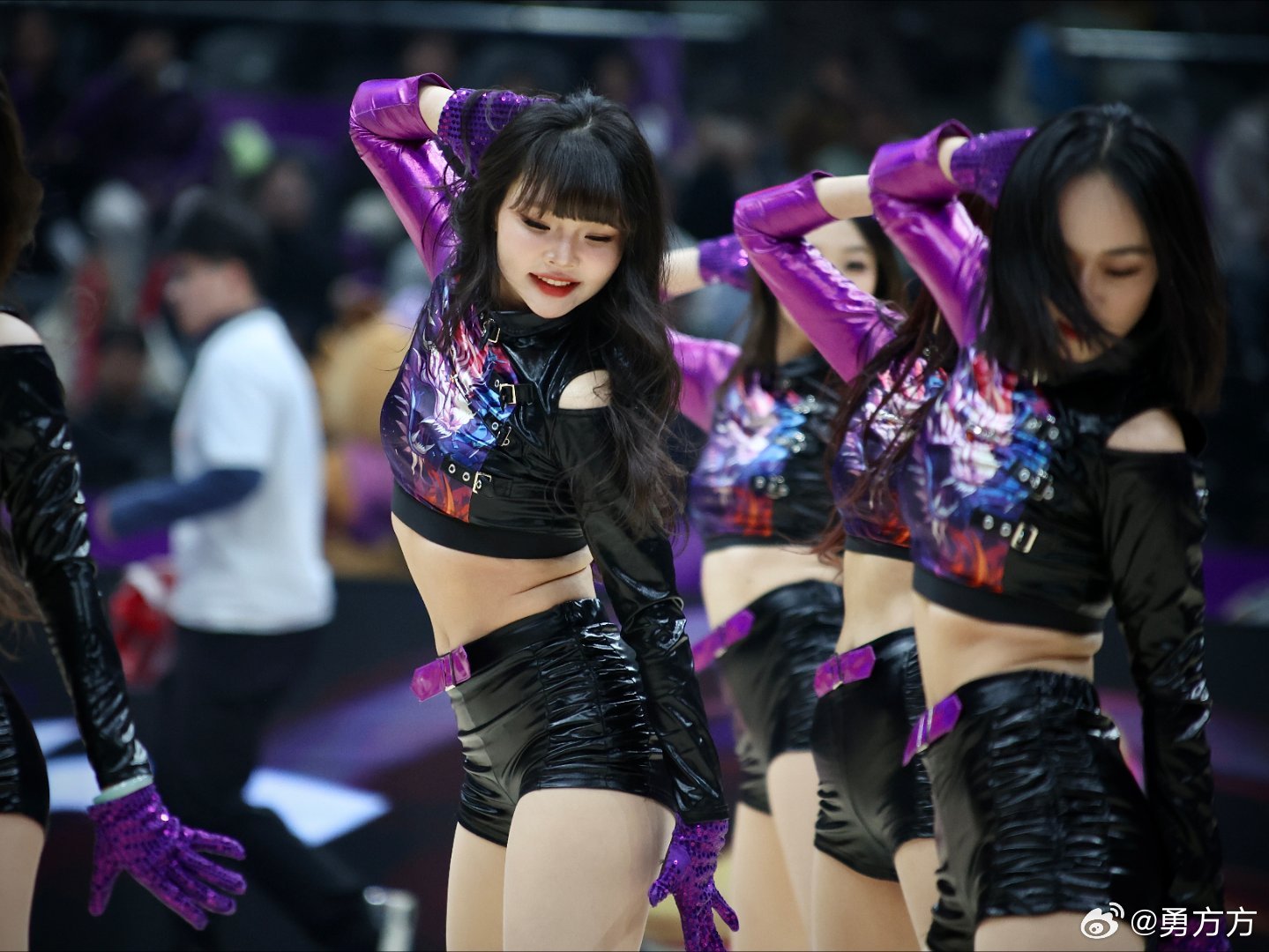 罗老师给我发了一组北控啦啦队的照片，总觉得哪里不太对劲，到底是哪呢北控男篮