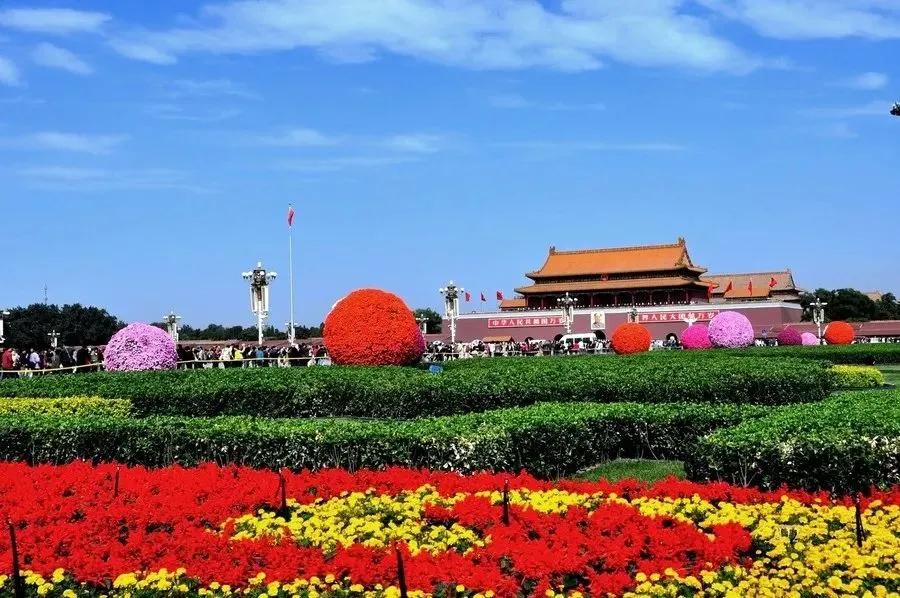 上联：文明华夏千秋盛，
下联：锦绣江山万代春。

君请上联或下联[作揖][作揖]