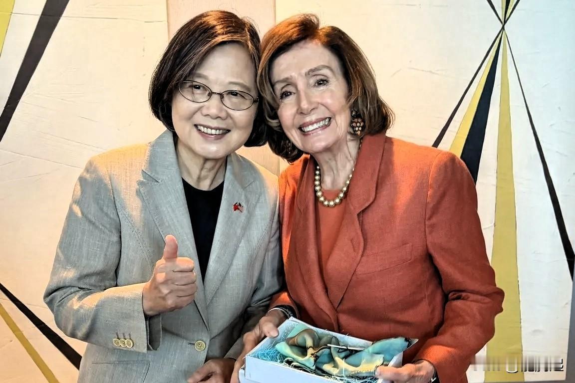 美国前众议长佩洛西6日与蔡英文见面，并发文写道：“很荣幸与蔡英文重聚，他是一位勇