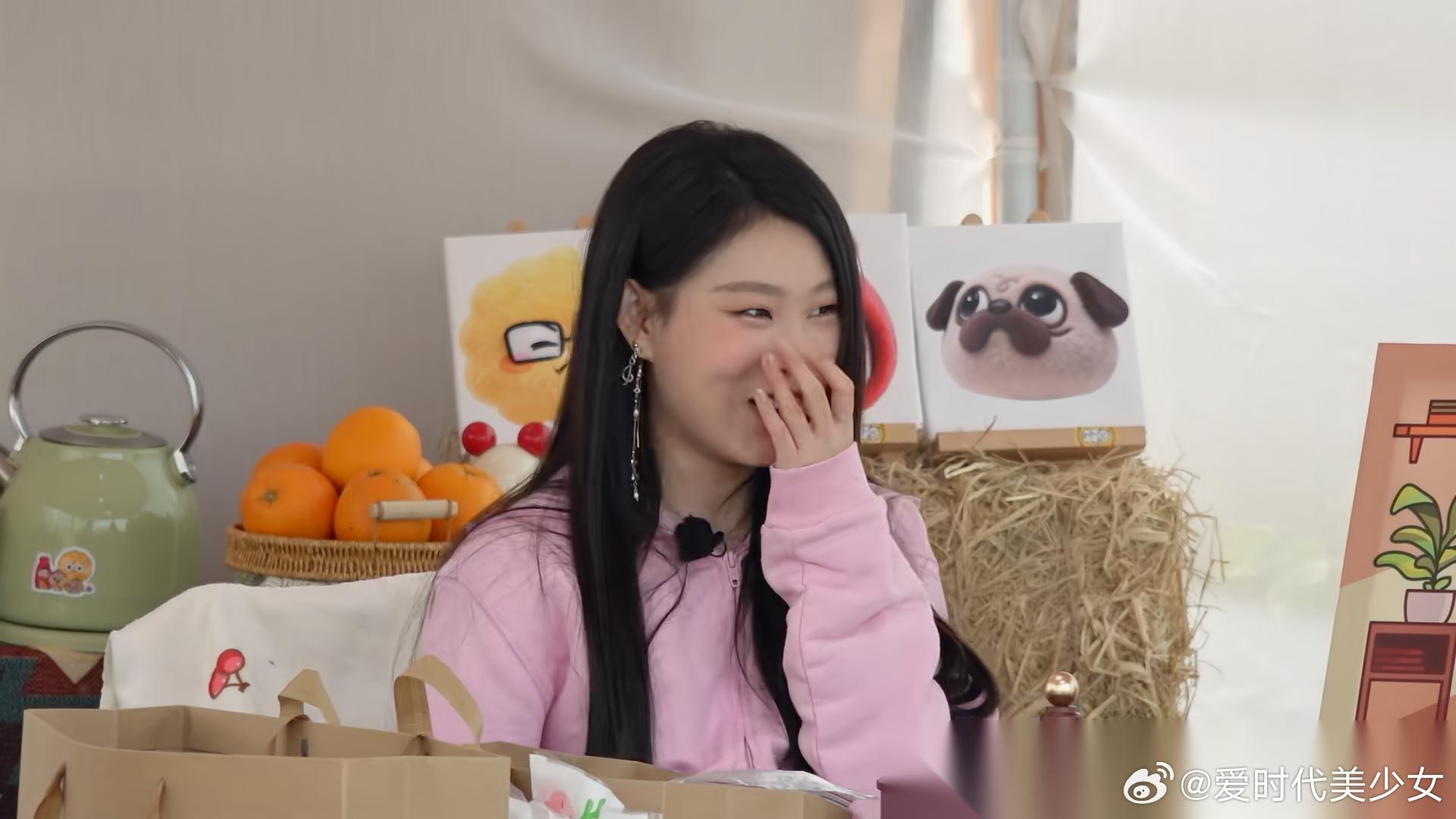李雪琴看到小沈阳的女儿后说：“按道理来说，我不应该叫她妹妹吧？咱们怎么论呢？”小