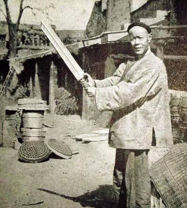 刽子手界有一大禁忌：“杀人过百，断子绝孙。”因此，刽子手斩首到第99人，就会金盆