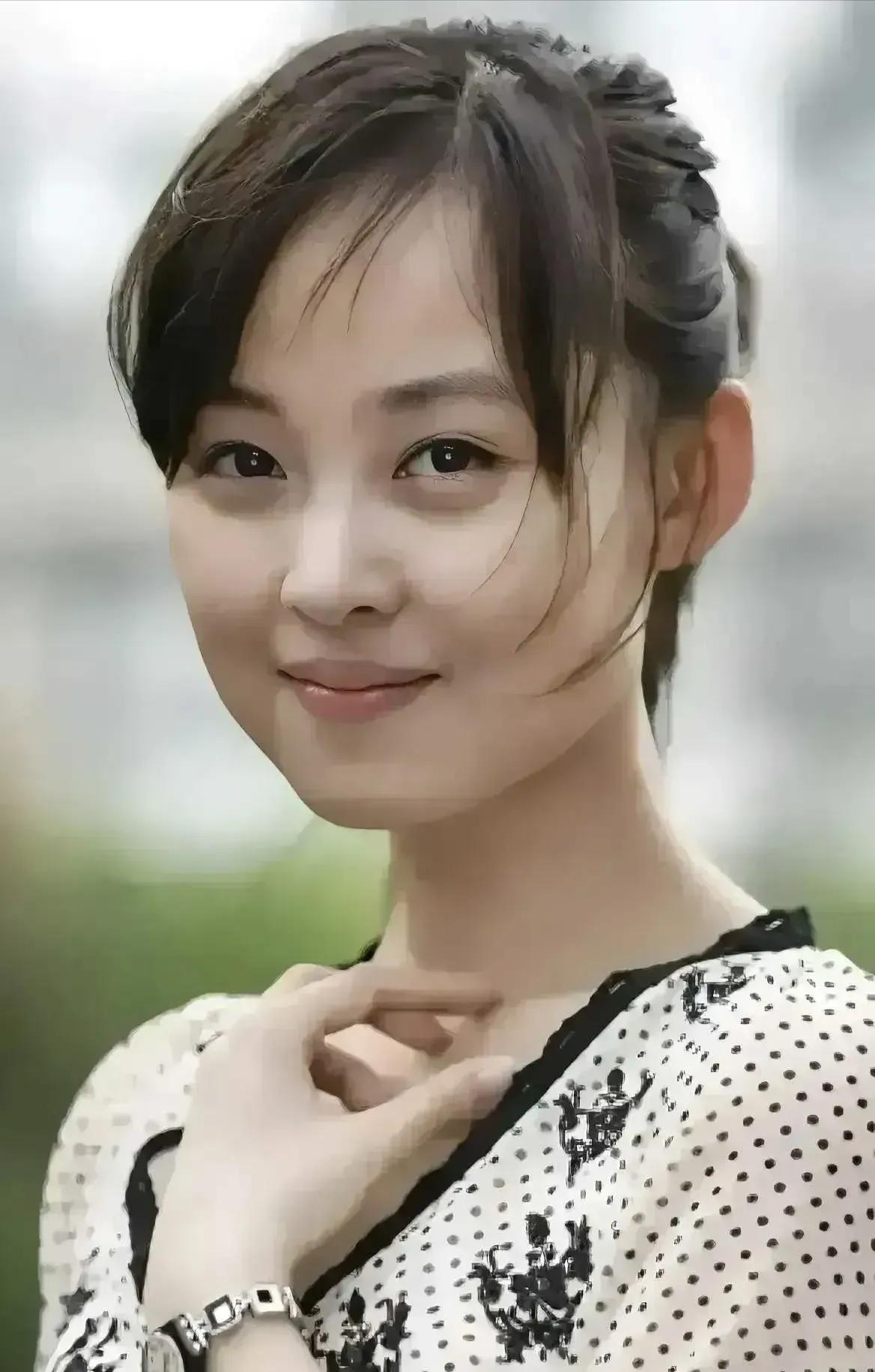 素颜女孩的魅力太强大了！就像一朵绽放的一朵玫瑰花。你知道她的名字吗？#娱乐# #