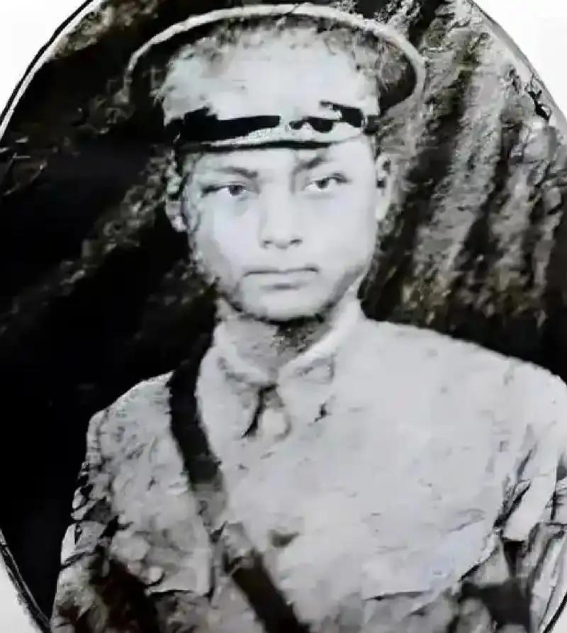 1934年湘西深山，川军军长郭汝栋举起望远镜，看见山脊上红军抬着担架——他放下镜