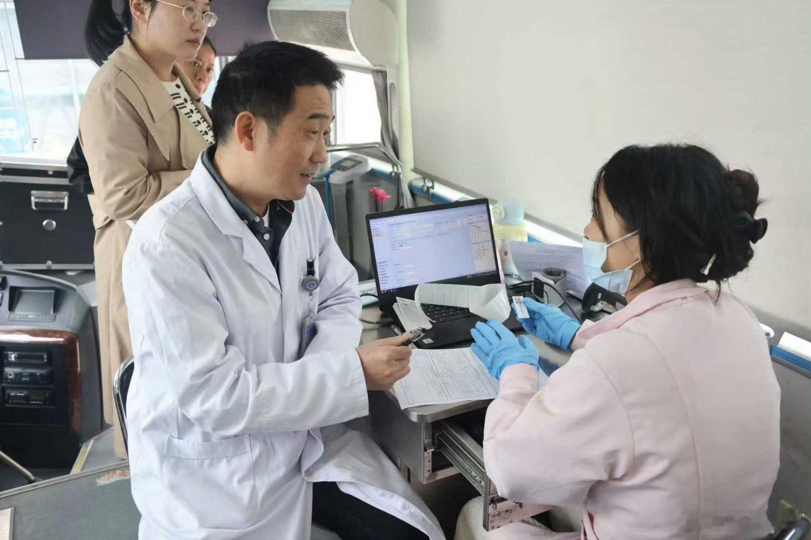 天台县人民医院的医护们太暖心！50余人挤出工作间隙无偿献血，11000毫升热血，