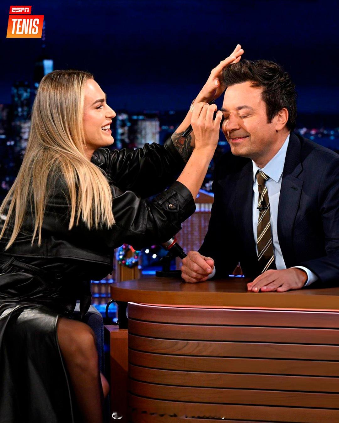 萨巴伦卡亮相吉米·法伦主持的《今夜秀》做起了化妆师网球talking大会网球