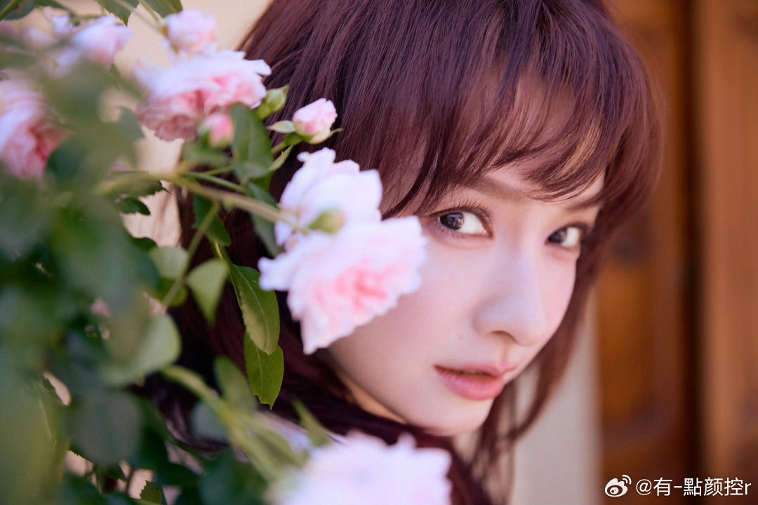岁月到底在吴昕脸上留下什么意式风情穿搭尽显高级审美，吴昕将优雅浪漫两种风格巧妙融