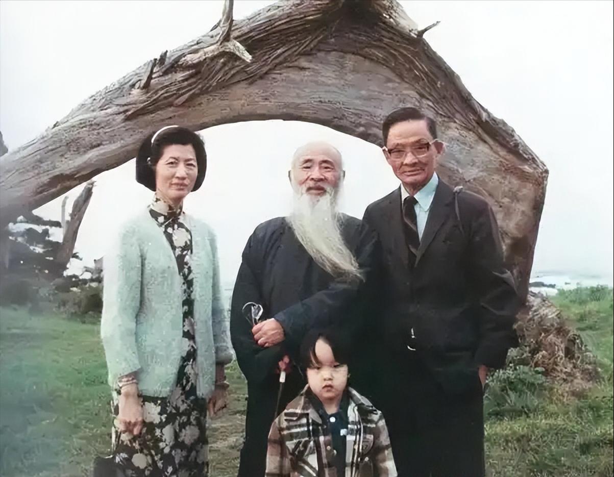 “父亲，这是赝品。”李秋君指尖划过画轴的绢面，目光从仿石涛的山水间抬起，望向父亲