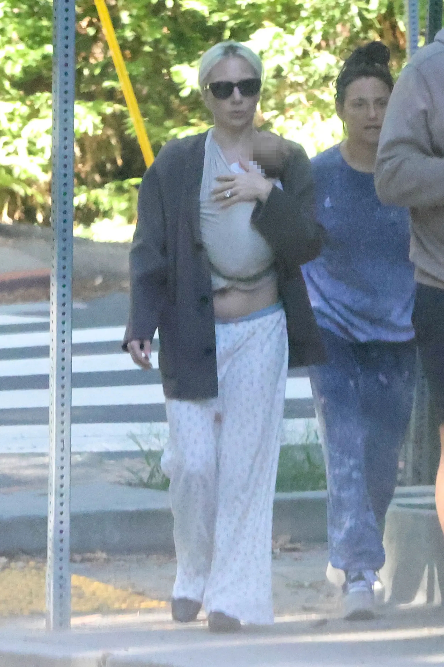 【🚨】Lady Gaga 解锁妈妈身份，与未婚夫 Michael Polans