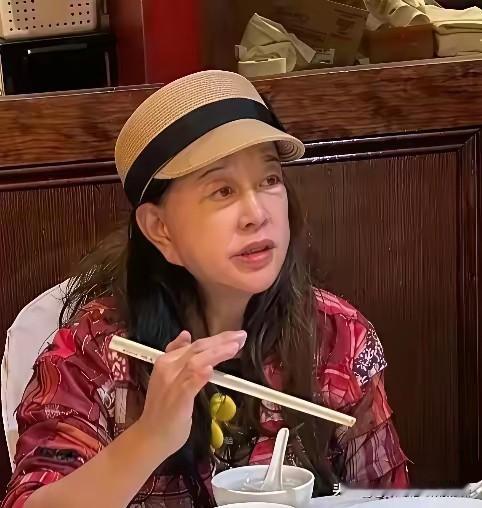 这个样子演少女，的确是太为难化妆师和其他演员了，不过这不管别人的态度倒是挺令人向