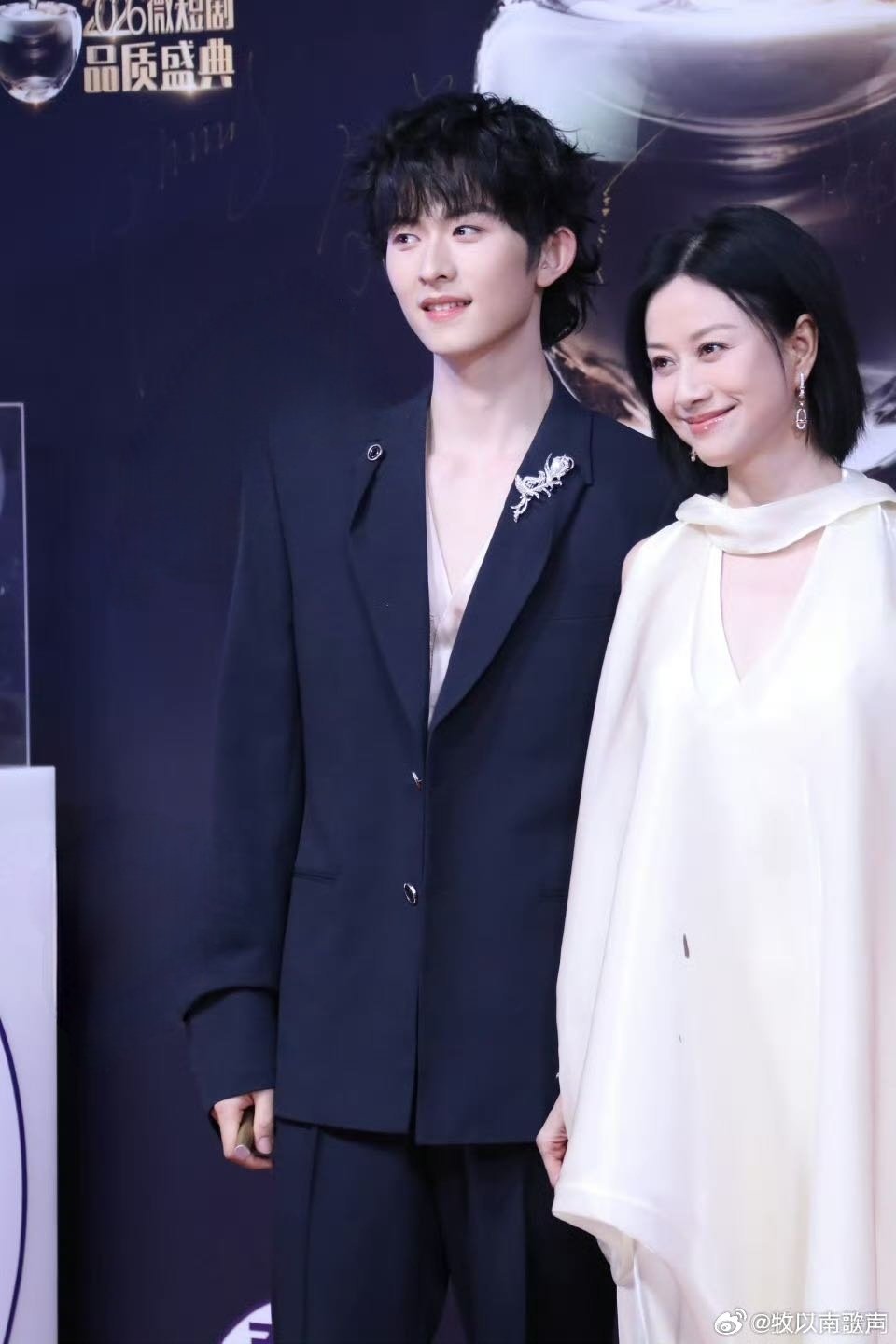 倪虹洁走完红毯天塌了 刷到倪虹洁红毯直播这段，她签名的时候笔尖已经歪到衣服上了还