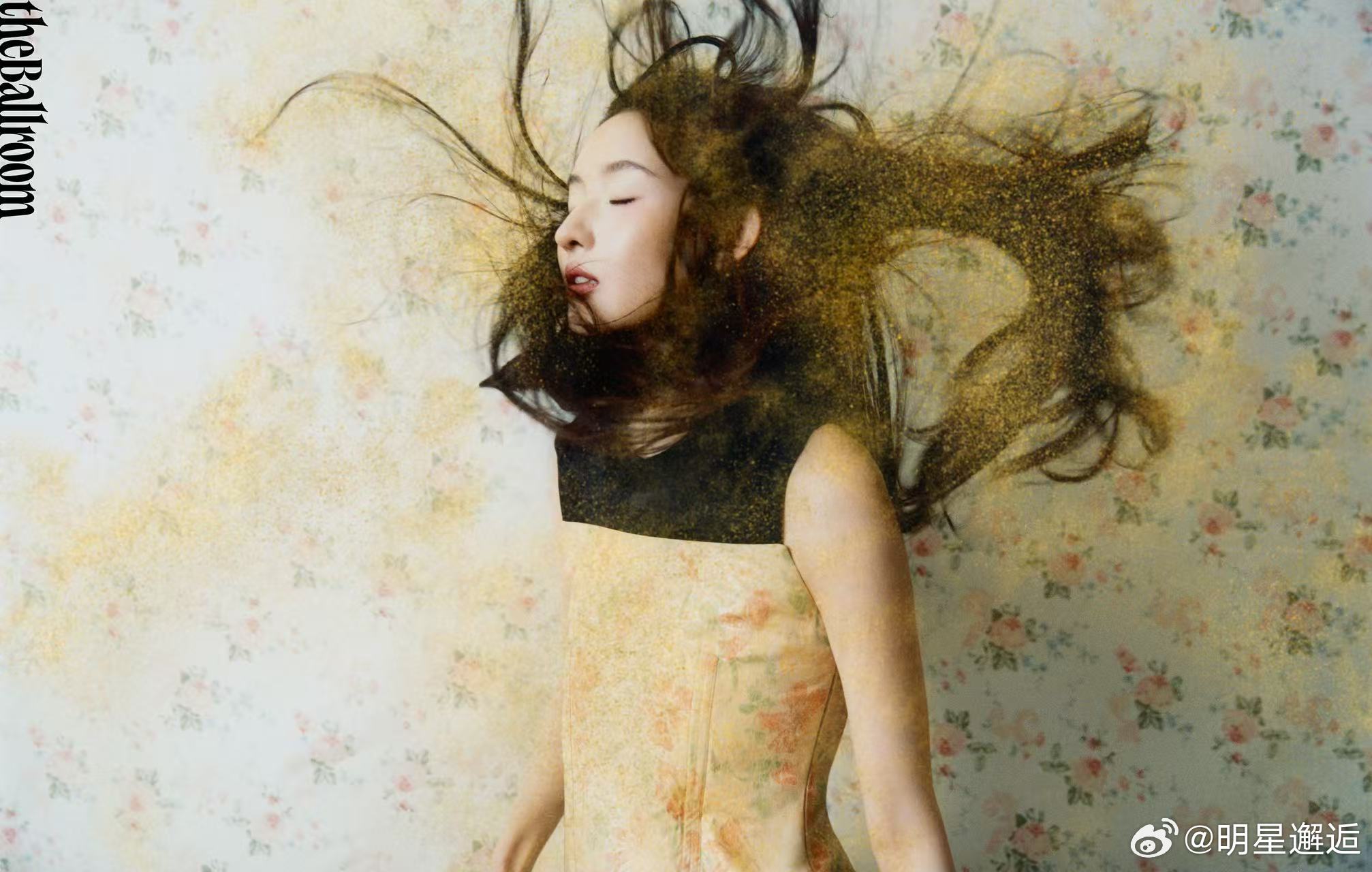 王玉雯花神降临清冷白裙配大丽花，油画感拉满，眉眼间的疏离感和灵气完美融合，王玉雯