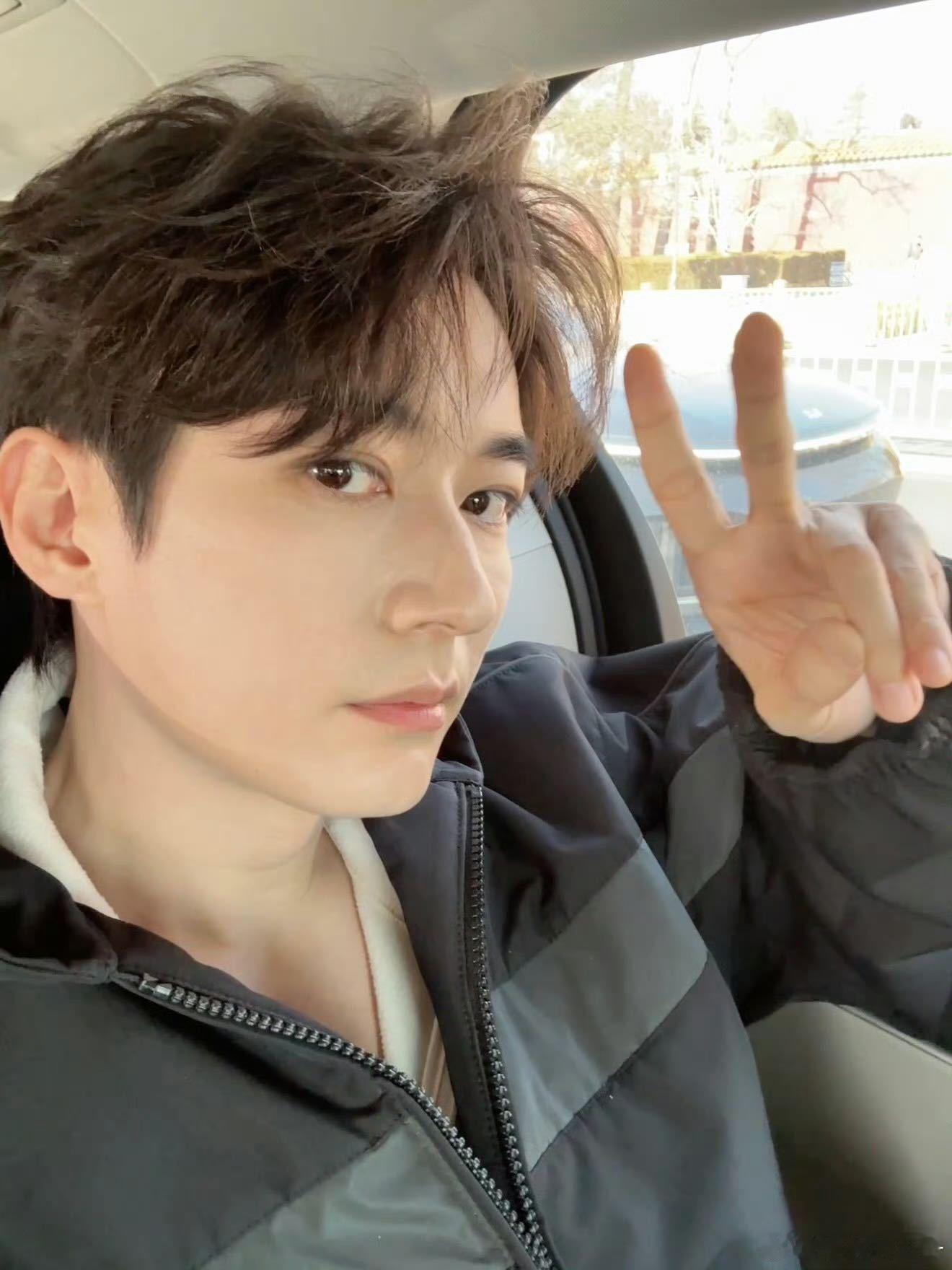 刘学义春晚备播路透 刘学义的魅力在春晚备播现场再次展现，粉丝们对他寄予厚望，期待