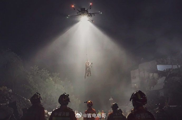 原则上无人机不许吊人但人民大于原则 中国产品之所以能穿越周期、频频破圈，归根结底