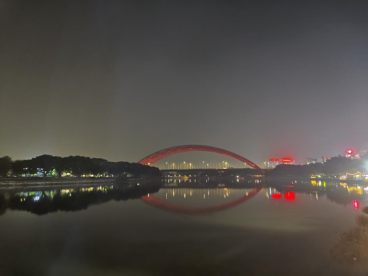 新手机拍的夜景
猜猜拍的是哪里
猜猜用什么手机拍的
猜猜是男人还是女人拍的。