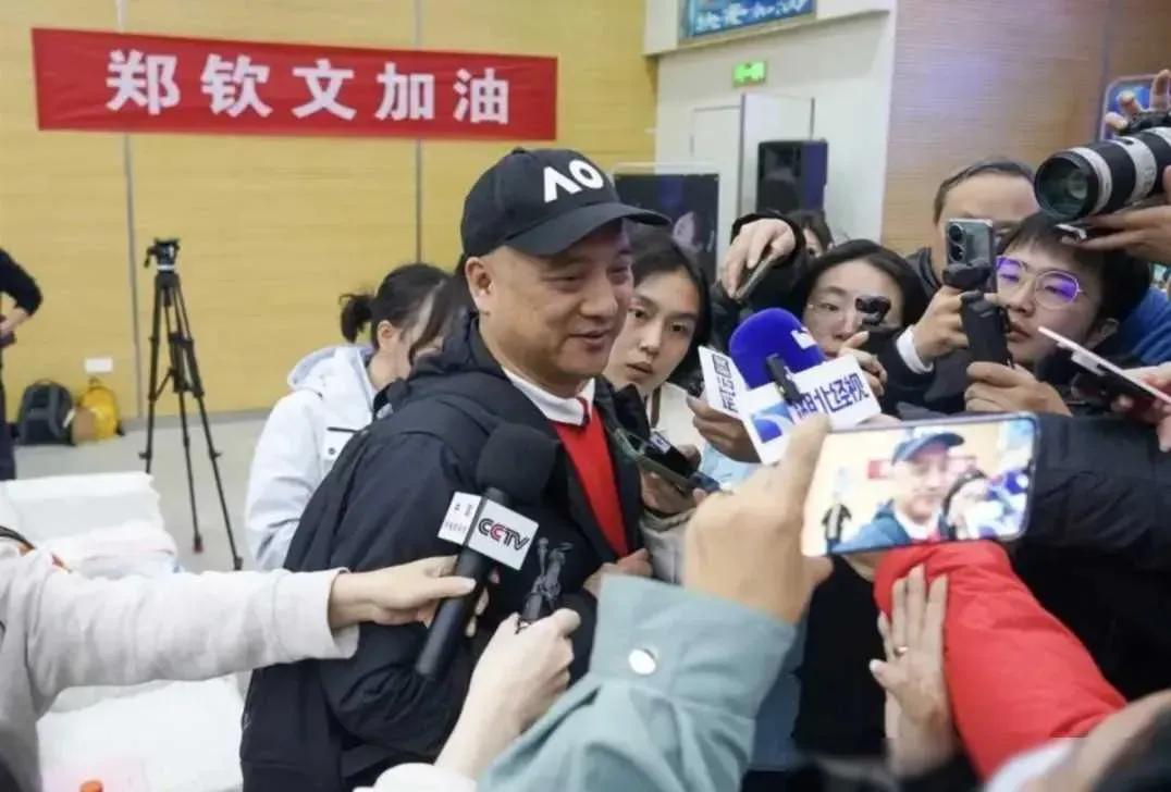 一个父亲的包容

郑钦文0:2不敌萨巴伦卡，获得亚军。尽管留有遗憾，但这是继10