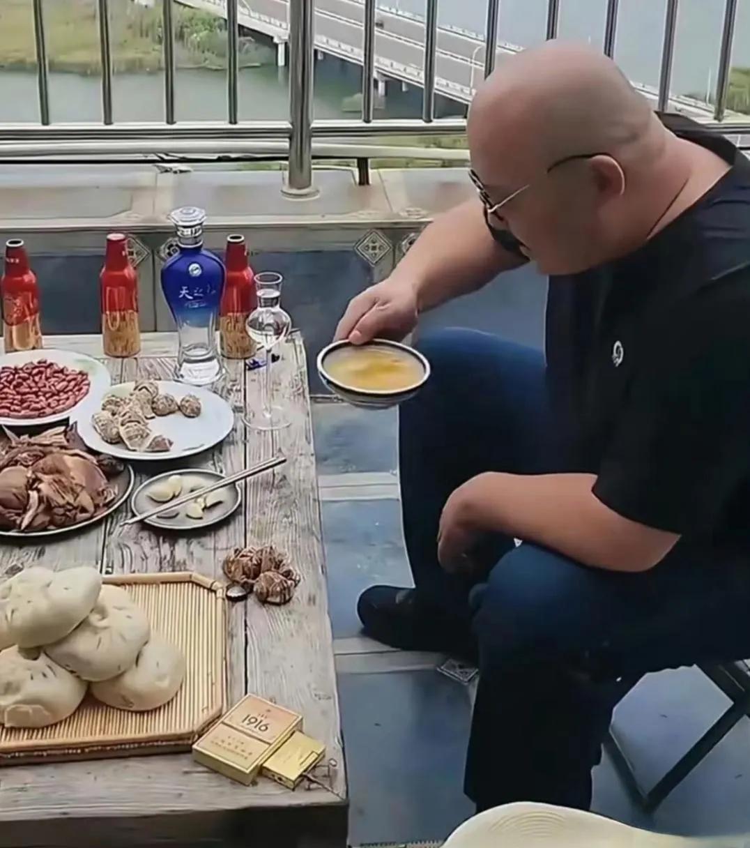 这个男人咋一看和刀郎有几分相似，已经很胖了，还这么不自律，一个人独酌，能吃这么多