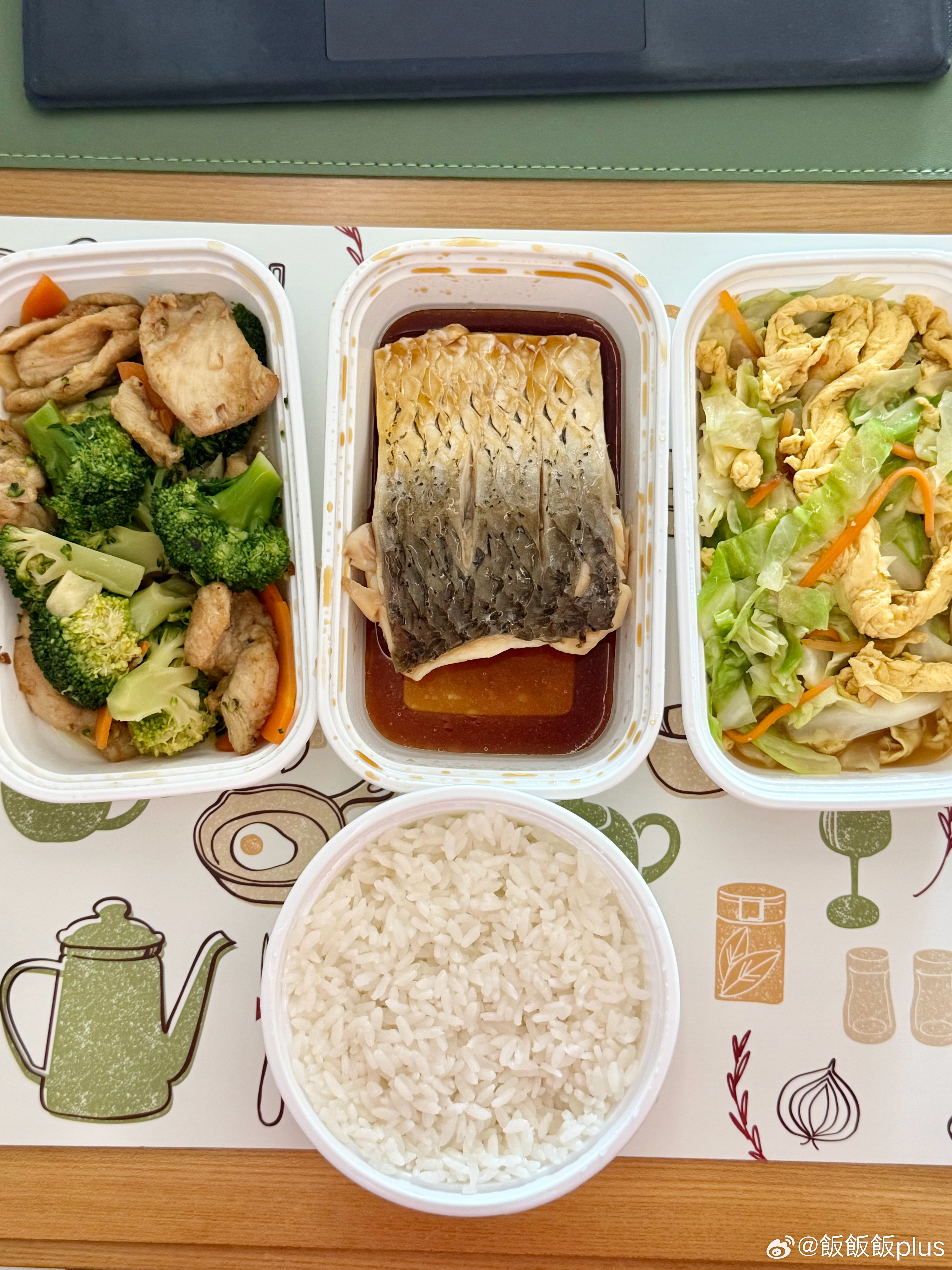 昨日饮食元素集锦✨｜1️⃣老乡鸡的自选餐。现在外卖菜单有标注现炒/预制，还蛮贴心