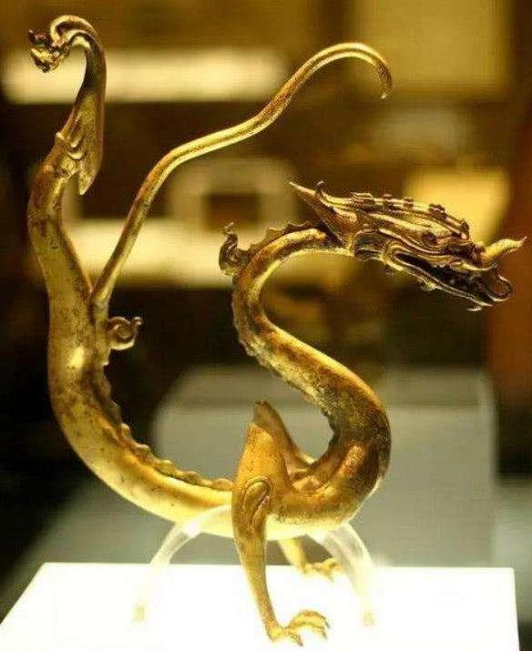 2011 年，一名盗墓者进入南昌境内的一家古玩店铺，取出一件鎏金器物向店主询问：