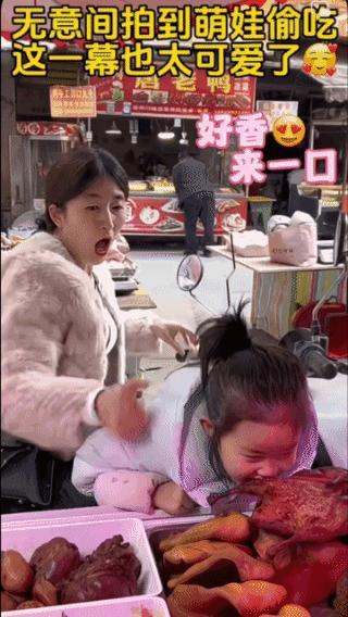 女孩一口下去，
目的随即达到了！
妈妈带着女孩买肉，
女孩趁着他们不注意，
冲着